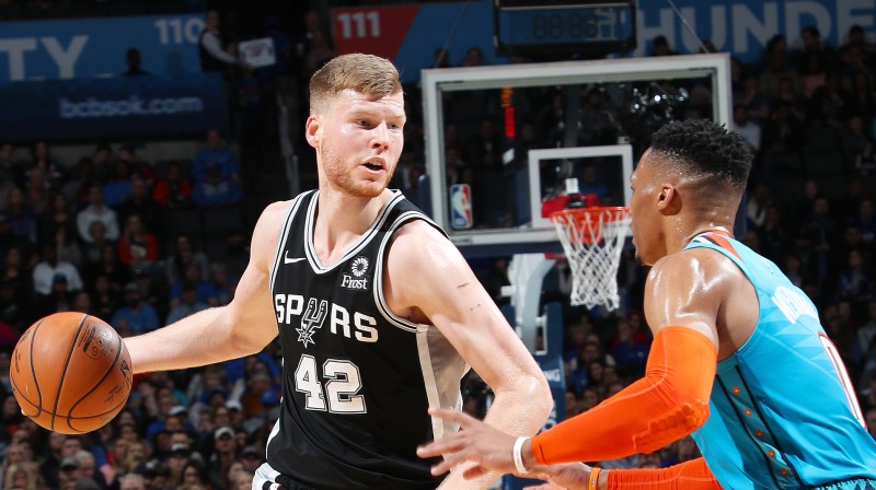 Dāvis Bertāns pret Raselu Vestbruku. Foto: nba.com/spurs