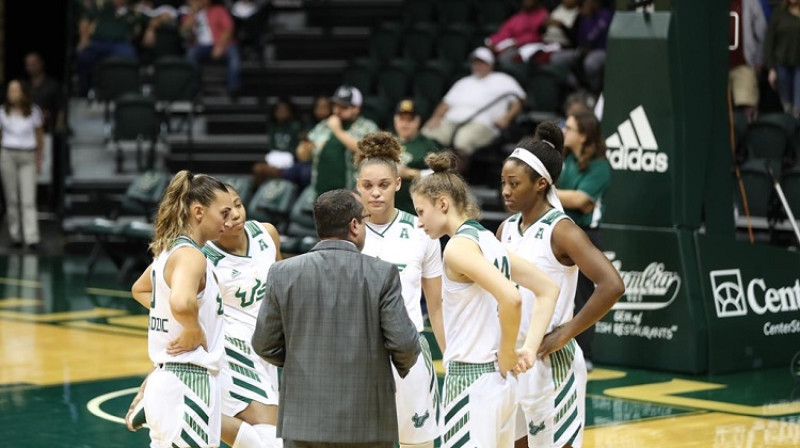 USF basketbolistes un galvenais treneris Hosē Fernandess. Foto: South Florida