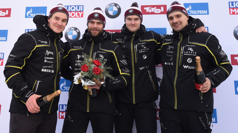 Arvis Vilkaste (no kreisās), Jānis Strenga, Matīss Miknis un Oskars Ķibermanis pēc uzvaras Pasaules kausa posmā. Foto: EPA/Scanpix