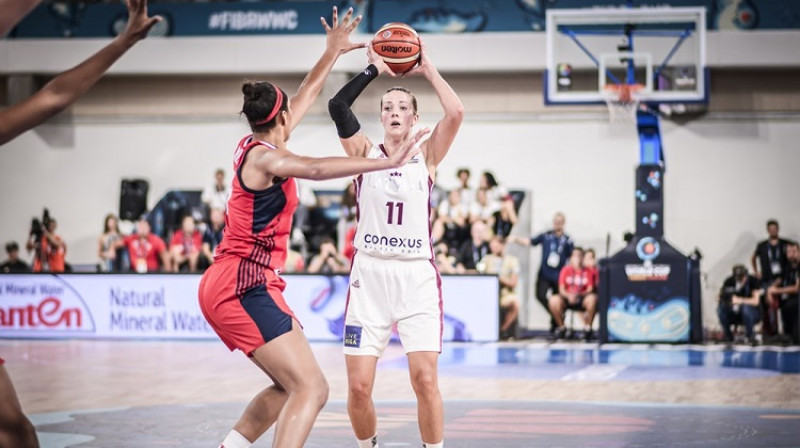 Aija Putniņa un 2018. gada WNBA drafta pirmais numurs Eiža Vilsone (A`ja Wilson). Foto: FIBA