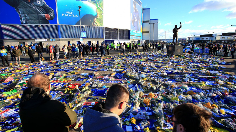 Cilvēki piemin Emiliāno Salu pie stadiona Kārdifā. Foto: PA Wire/PA Images/Scanpix