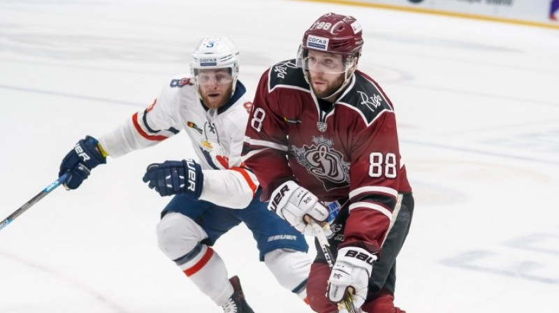 Brendons Makmilans cīņā ar ''Slovan'' hokejistu. Foto: Raimonds Volonts/dinamoriga.lv