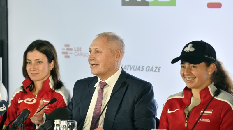 Anastasija Sevastova, Juris Savickis, Aļona Ostapenko. Foto: Romāns Kokšarovs/f64