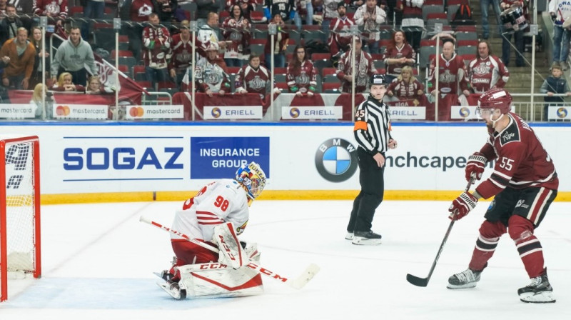 Līnuss Videls pirmajā spēlē pret ''Jokerit'' papildlaikā pārspēja Jāni Kalniņu, sagādājot uzvaru ''Dinamo''. Foto: Raimonds Volonts/dinamoriga.lv