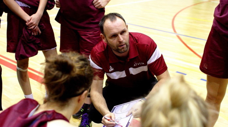 Latvijas sieviešu U19 izlases galvenais treneris Matīss Graudiņš. Foto: Siim Semiskar, basket.ee