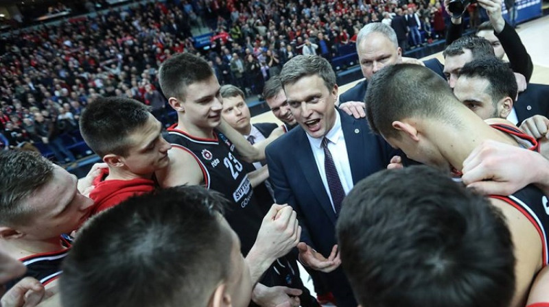 Daiņus Adomaitis, Uvis Helmanis un Viļņas "Rytas" basketbolisti. Foto: Rytas