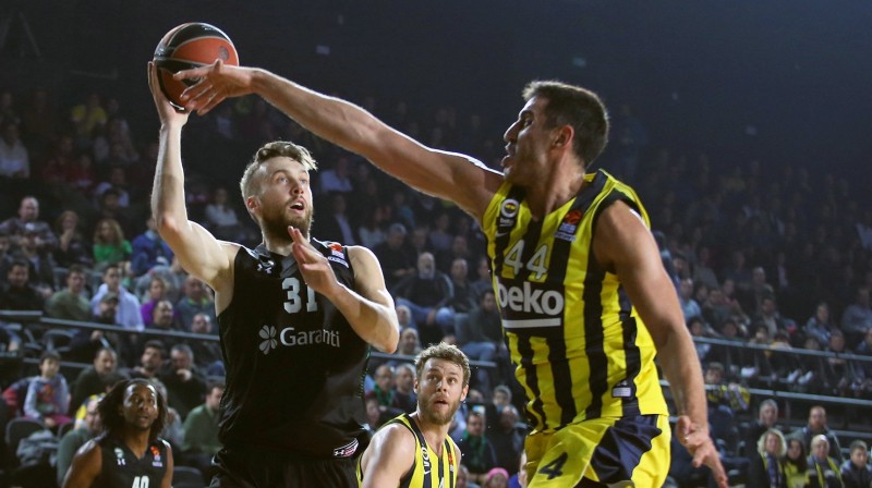 Žanis Peiners pret Luidži Datomi. Foto: Euroleague.net