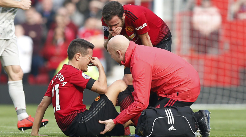 Mančestras "United" futbolists Andress Errera pēc traumas gūšanas. Foto: Sportimage/PA Images/Scanpix