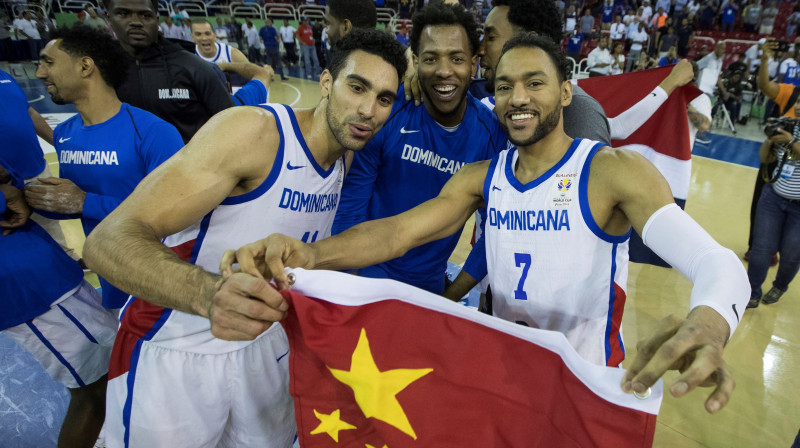 Dominikānas basketbolisti priecājas pēc kvalificēšanās Pasaules kausam. Foto: EPA/Scanpix