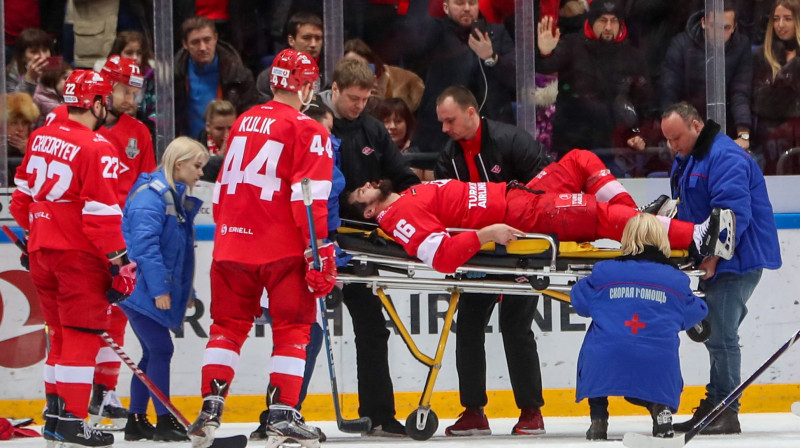 Kaspars Daugaviņš atstāj arēnu. Foto: Sergei Savostyanov/TASS/Scanpix