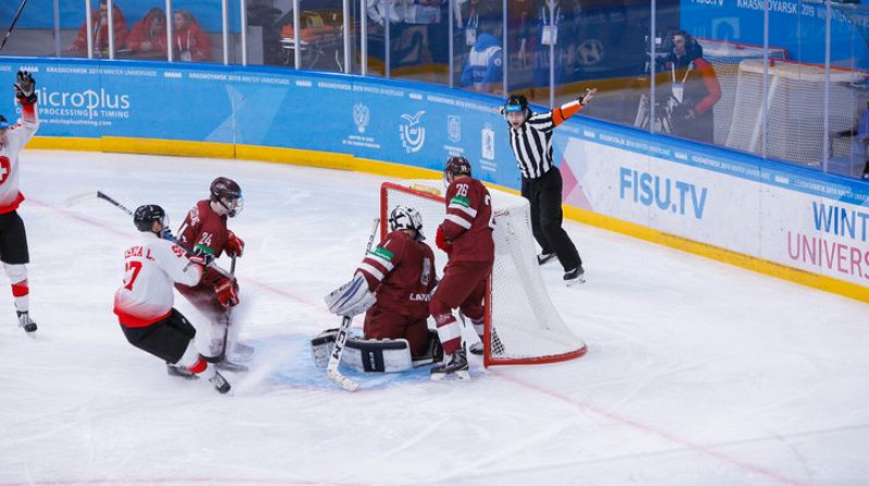 Latvijas studentu hokeja izlase aizsargā vārtus Universiādes spēlē. Organizatoru foto