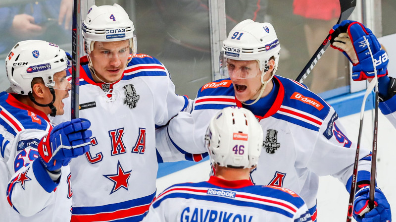 Sanktpēterburgas SKA hokejisti priecājas par vārtu guvumu spēlē ar Maskavas "Spartak". Foto: Sergei Savostyanov/TASS/Scanpix