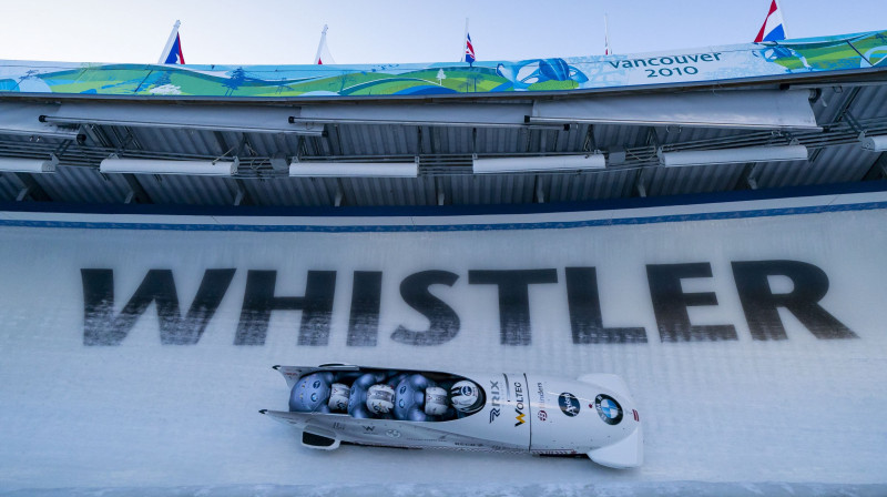 Oskara Ķibermaņa ekipāža ar stūmējiem Matīsu Mikni, Arvi Vilkasti un Jāni Strengu pasaules čempionātā. Foto: EPA/Scanpix