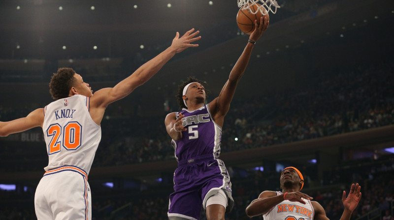 Sakramento "Kings" basketbolists De'Ārons Fokss caurgājienā uz Ņujorkas "Knicks" grozu. Foto: Brad Penner/USA TODAY Sports/Scanpix