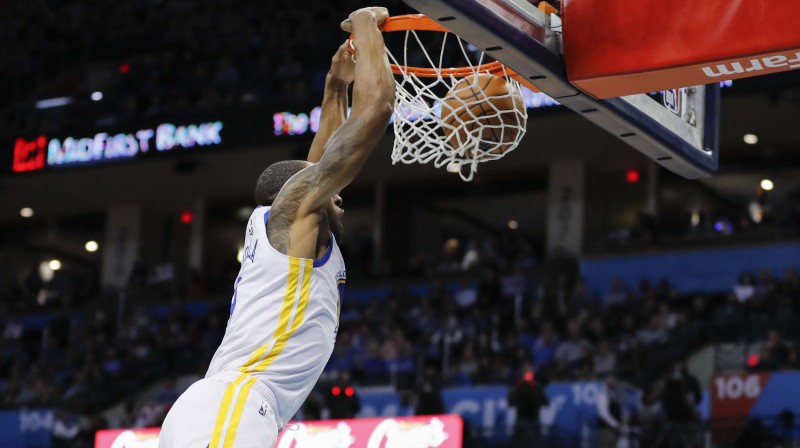 Andrē Igudala triec bumbu grozā. Foto: USA Today Sports/Scanpix