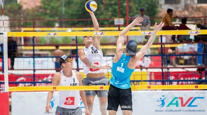 Mihails Samoilovs uzbrukumā. Foto: FIVB