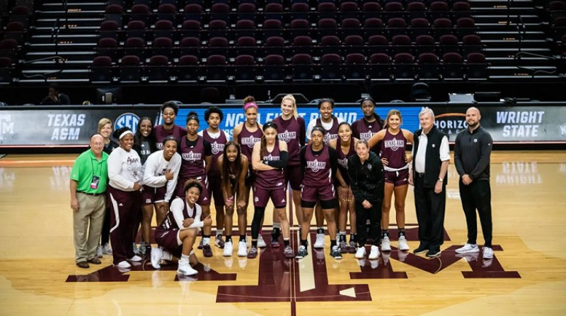 Anna Dreimane (centrā) un "Texas A&M" basketbolistes 2019. gada 21. martā. Foto: Texas A&M