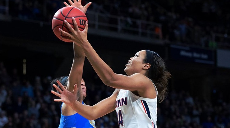 Nafiša Koljera: 25 punkti, 10 atlēkušās bumbas un četri bloķēti metieni "Sweet 16" uzvarā pār UCLA. Foto: UConn