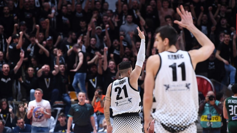 "Segafredo Virtus" basketbolisti pateicas līdzjutējiem. Foto: FIBA