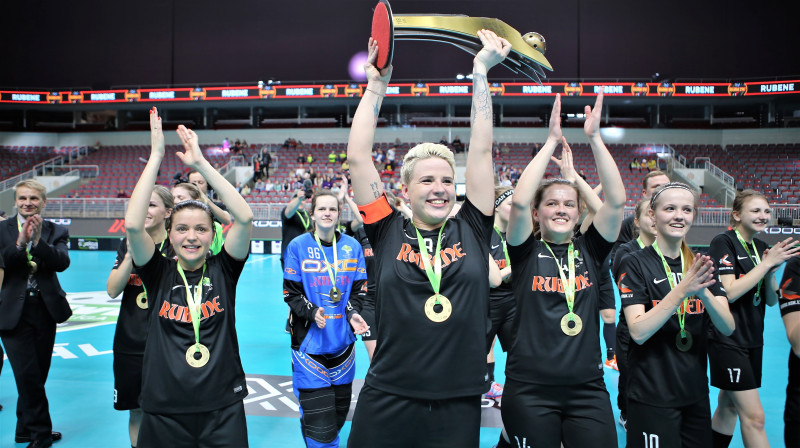 Kocēnu "Rubenei" 12. čempionu kauss. Foto: Ritvars Raits, floorball.lv