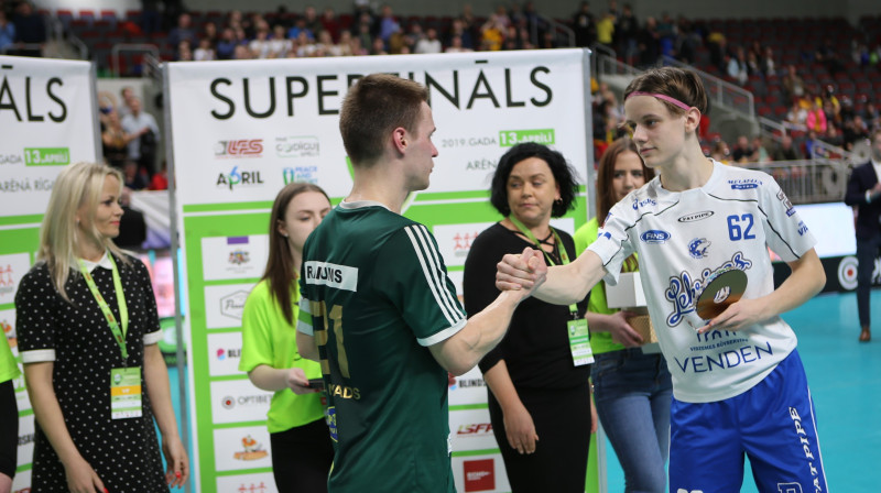 Labākie spēlētāji: Kevins Šmits (#62) un Artis Raitums (#21). Foto: Ritvars Raits, floorball.lv