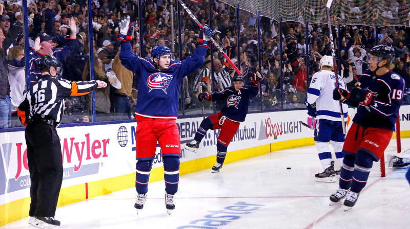 Kolumbusas "Blue Jackets" hokejisti svin Meta Dušeina vārtu guvumu. Foto: Kirk Irwin/AFP/Scanpix