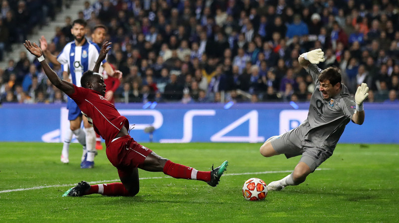 Sadio Manē (Liverpool) pārspēj "Porto" vārtsargu Ikeru Kasiljasu. Foto: Nick Potts/EMPICS Sport/Scanpix