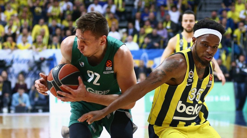 Uzvaras groza autors Edgars Ulanovs pret Ali Muhammadu. Foto: Euroleague.net