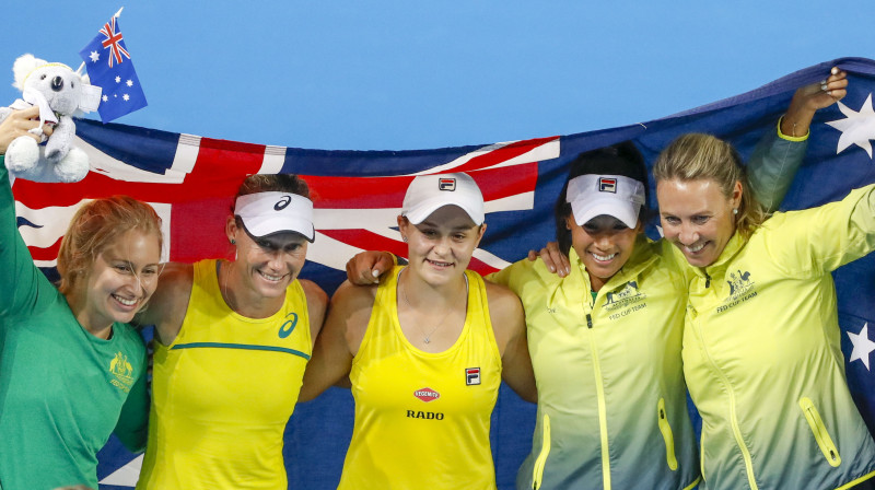 Darja Gavrilova, Samanta Stousura, Ešlija Bārtija, Priscilla Hona un kapteine Alisija Molika priecājas par Austrālijas iekļūšanu Federāciju kausa finālā. Foto: EPA/Scanpix