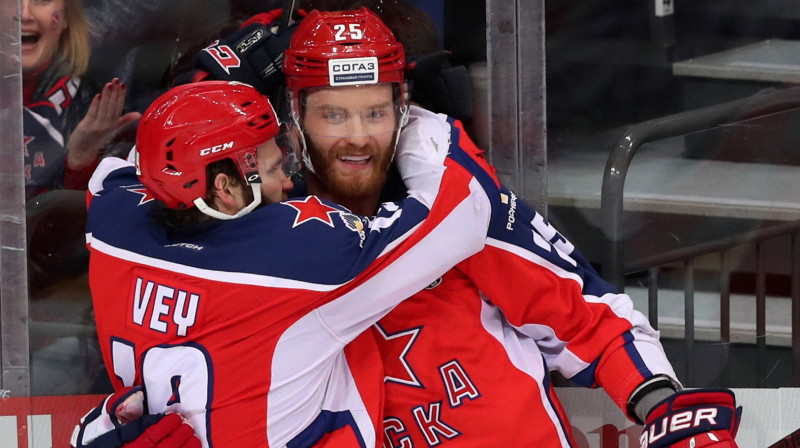 Mihails Grigorenko (pa labi) priecājas par vārtu guvumu KHL finālsērijas laikā. Foto: Sergei Savostyanov/TASS/Scanpix