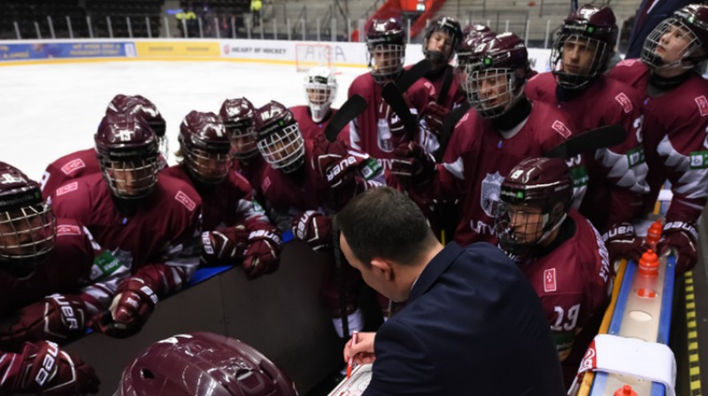 Oļegs Sorokins un Latvijas U18 izlase. Foto: IIHF.com