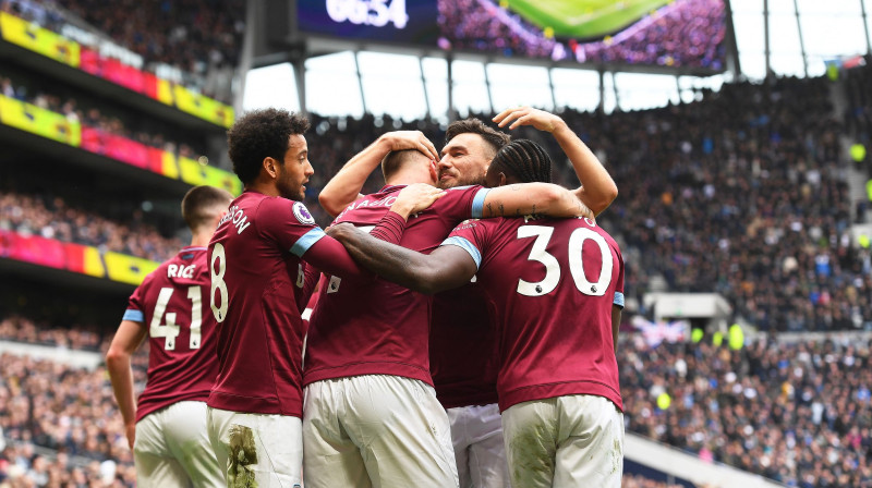 "West Ham" futbolisti priecājas par vārtu guvumu spēlē ar "Tottenham". Foto: EPA/Scanpix