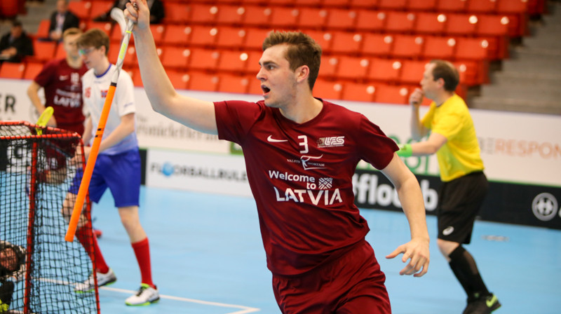 Arnijs Kuratņiks guvis mūsu izlases pirmos vārtus šajā pasaules čempionātā. Foto: Ritvars Raits, floorball.lv