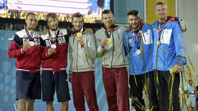 Mārtiņš Pļaviņš un Haralds Regža (centrā) pēc triumfa 1. Eiropas spēlēs. Foto: FIVB