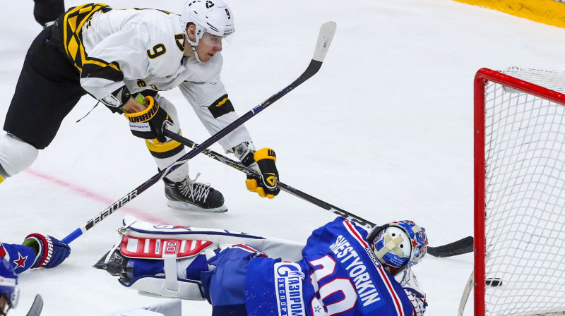 Kārters Eštons spēlē ar Sanktpēterburgas SKA. Foto: Alexander Demianchuk/TASS/Scanpix