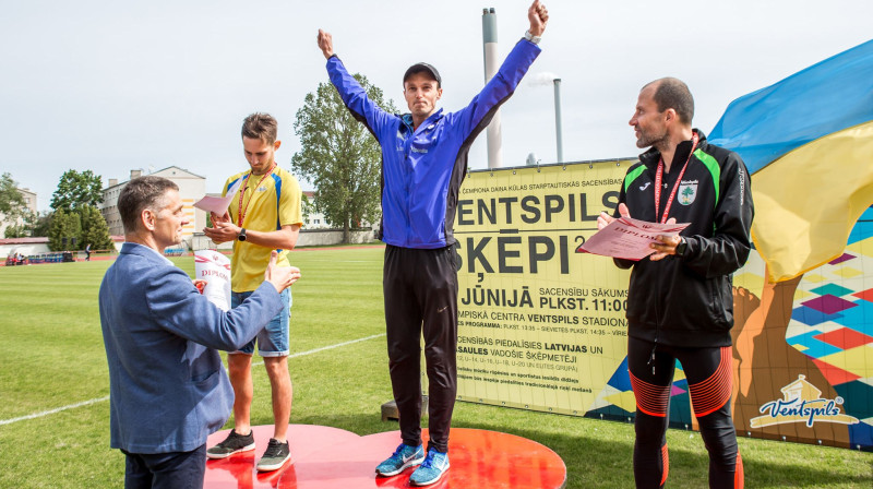 Ruslans Smolonskis (no kreisās), Arnis Rumbenieks un Normunds Ivzāns uz Latvijas čempionāta goda pjedestāla. Foto no A. Rumbenieka Facebook profila