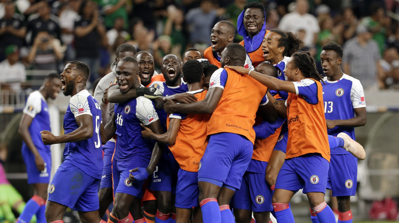 Haiti futbola izlases spēlētāju prieki. Foto: Michael Wyke/AP/Scanpix