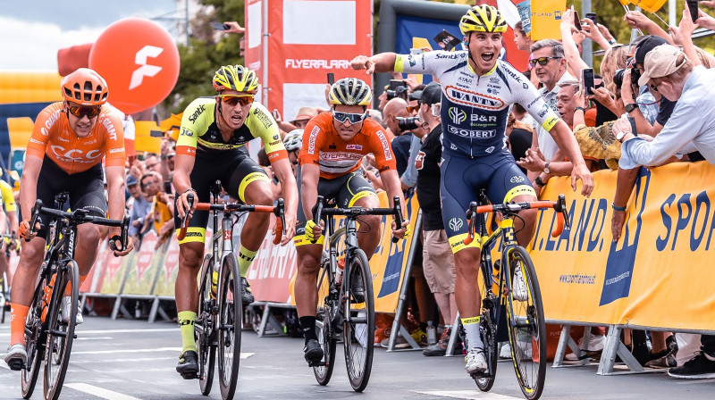 Emīls Liepiņš (otrais no labās) finišē ceturtais Austrijas tūres otrajā posmā. Foto: AFP/Scanpix