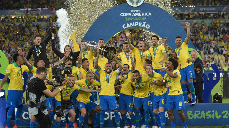 Brazīlijas futbola izlase svin "Copa America" trofejas iegūšanu. Foto: AFP/Scanpix