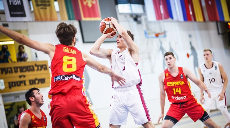 Dāvids Atelbauers un Francis Lācis spēlē pret Spāniju. Foto: FIBA