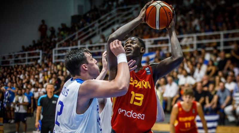 Spānijas U18 izlases basketbolists Usmans Garuva ar bumbu. Foto: FIBA