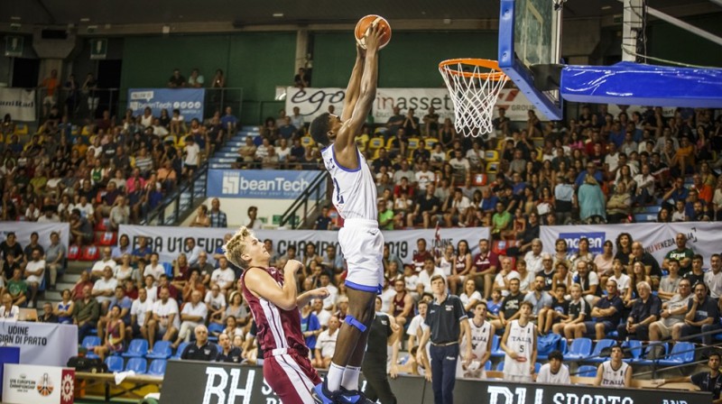 Ivans Onodžaife triec bumbu grozā. Foto: FIBA