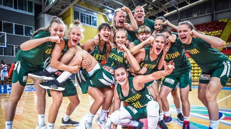 Juste Jocite #1 un Lietuvas U16 meiteņu basketbola izlase. Foto: FIBA