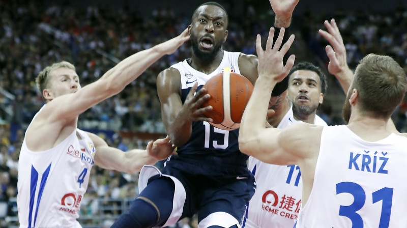 Kemba Vokers dodoties uz Čehijas izlases grozu. Foto: Wu Hong/EPA/Scanpix