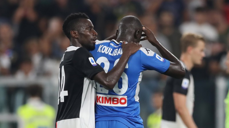 "Juventus" pussargs Blēzs Matuidī mierina "Napoli" neveiksminieku Kalidu Kulibali. Foto: Zumapress.com / Scanpix