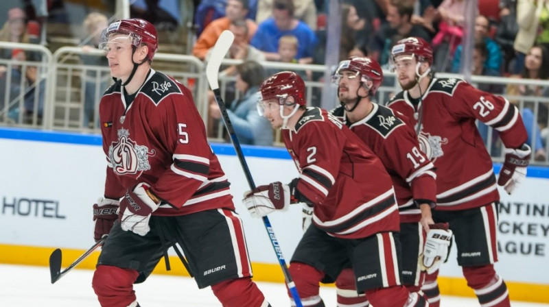 Andris Džeriņš (priekšplānā) šodien spēlēs kopā ar Lauri Dārziņu un Miķeli Rēdlihu. Foto: Raimonds Volonts/dinamoriga.lv