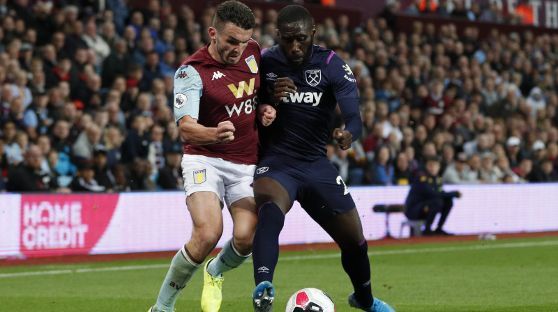 Cīņa par bumbu Birmingemas "Aston Villa" un Londonas "West Ham" spēlē. Foto: Darren Staples/ZUMAPRESS.com/Scanpix