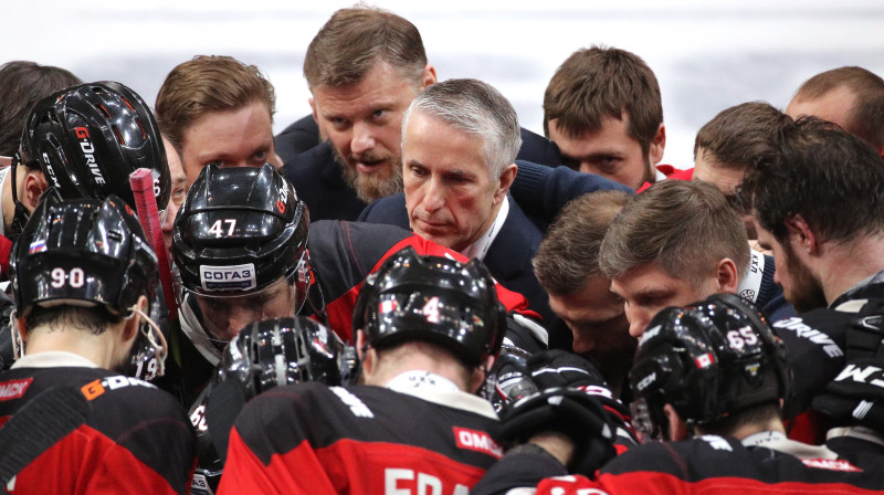 Bobs Hārtlijs (centrā) un Omskas ''Avangard'' komanda. Foto: Sergey Bobylev/TASS/Scanpix