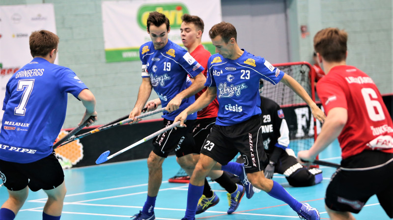 Plecu pie pleca cīnās dvīņubrāļi Rajecki - Jānis (#19) un Andris (#23). Foto: Ritvars Raits, floorball.lv