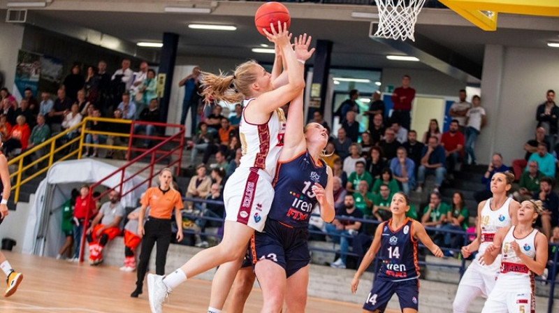 Laura Meldere spēlē pret Turīnu. Foto: Reyer Venezia